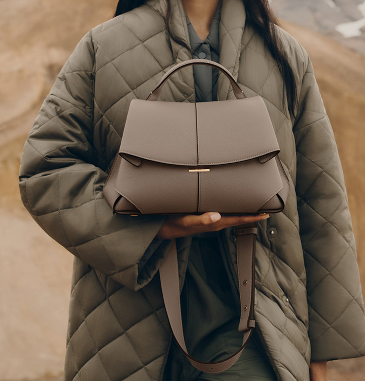 gewebte Rattan-Tragetasche mit doppelten Ledergriffen – LÉONIE 