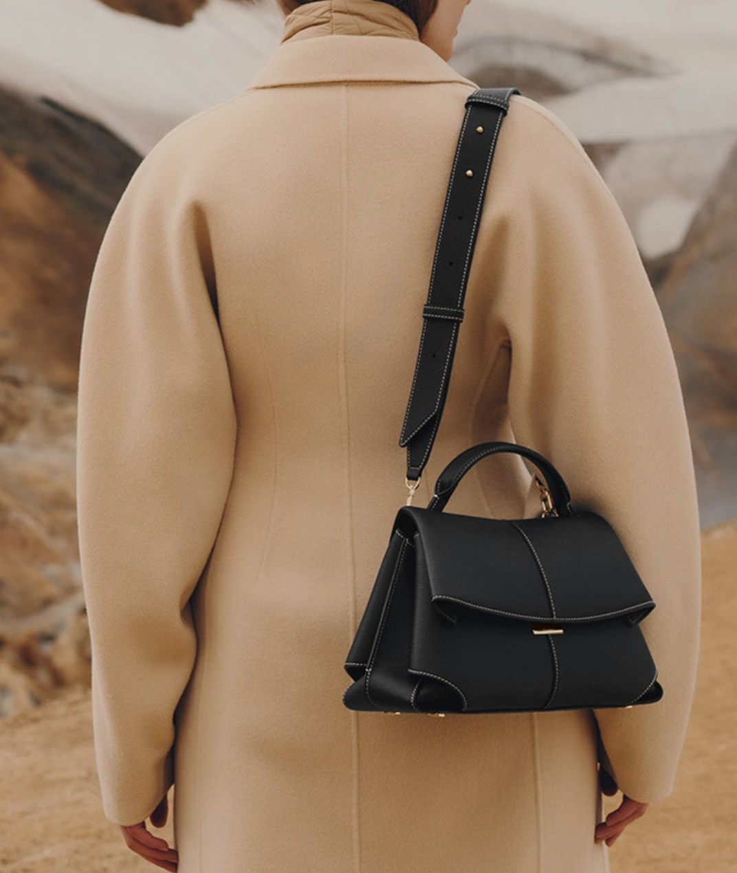 gewebte Rattan-Tragetasche mit doppelten Ledergriffen – LÉONIE 