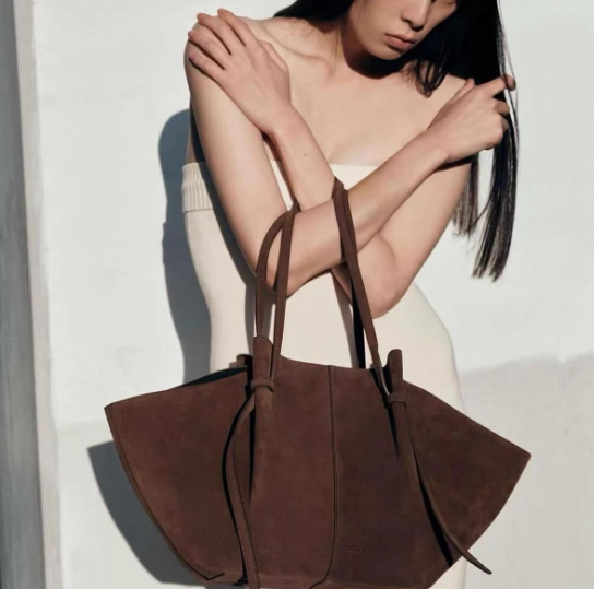 بلوزة مخملية بأكمام طويلة وياقة مزينة – تامر