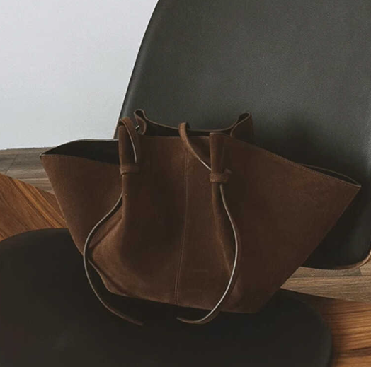 بلوزة مخملية بأكمام طويلة وياقة مزينة – تامر