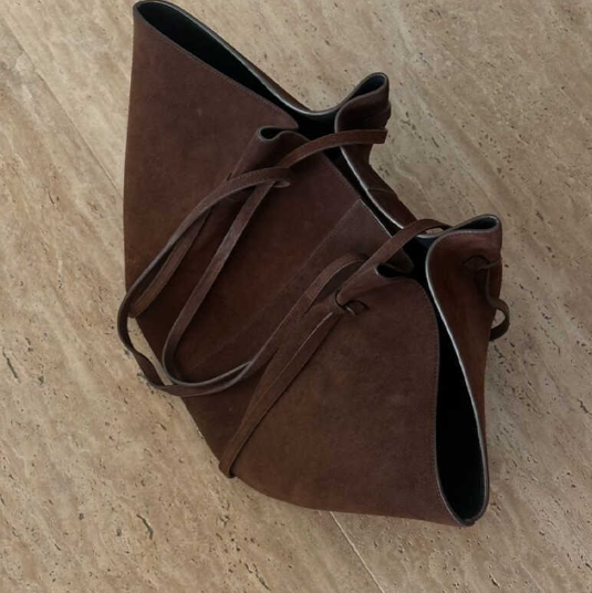 بلوزة مخملية بأكمام طويلة وياقة مزينة – تامر