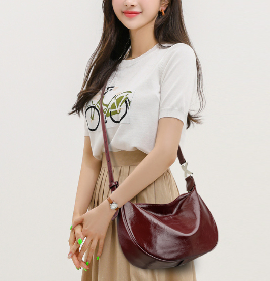 بلوزة مخملية بأكمام طويلة وياقة مزينة – تامر