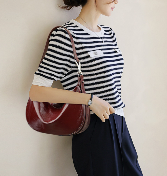 بلوزة مخملية بأكمام طويلة وياقة مزينة – تامر