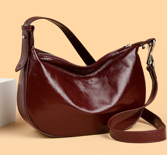 بلوزة مخملية بأكمام طويلة وياقة مزينة – تامر