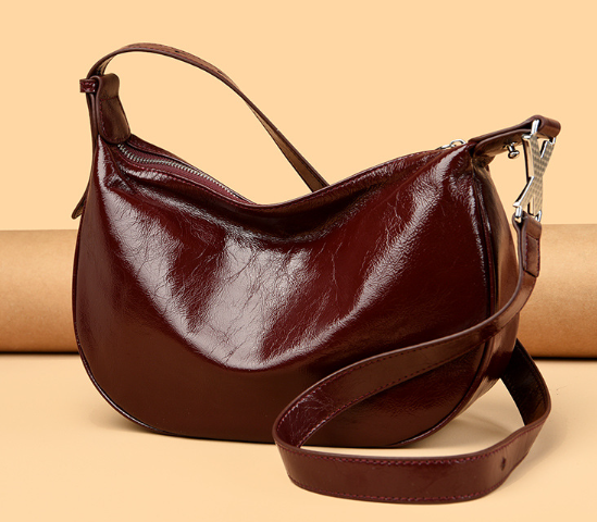 بلوزة مخملية بأكمام طويلة وياقة مزينة – تامر