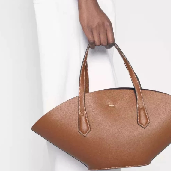 بلوزة مخملية بأكمام طويلة وياقة مزينة – تامر