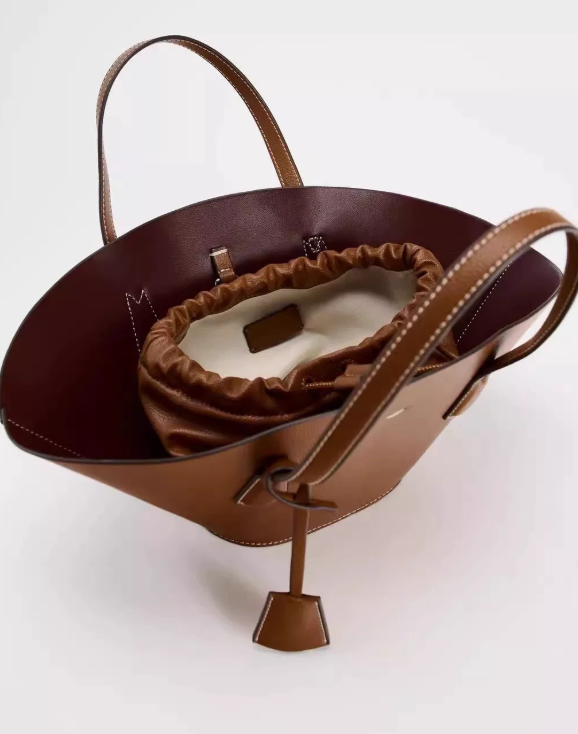 بلوزة مخملية بأكمام طويلة وياقة مزينة – تامر