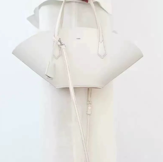 بلوزة مخملية بأكمام طويلة وياقة مزينة – تامر