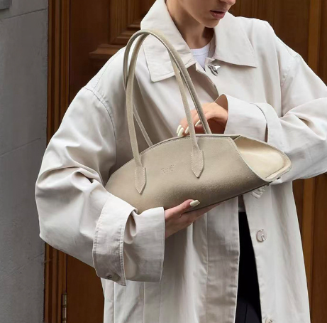 بلوزة مخملية بأكمام طويلة وياقة مزينة – تامر