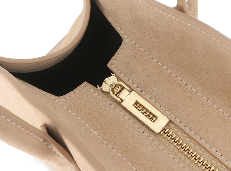 بلوزة مخملية بأكمام طويلة وياقة مزينة – تامر