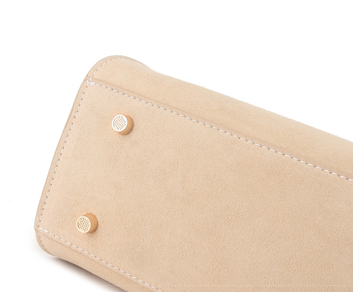 بلوزة مخملية بأكمام طويلة وياقة مزينة – تامر