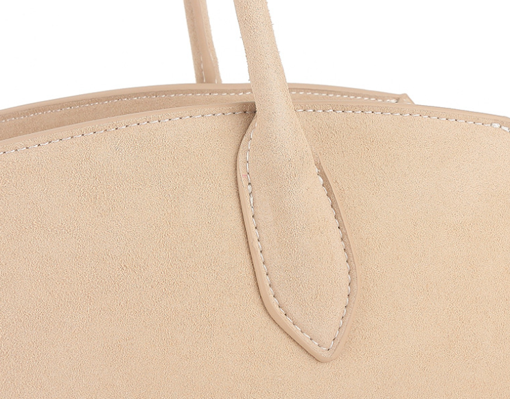 بلوزة مخملية بأكمام طويلة وياقة مزينة – تامر