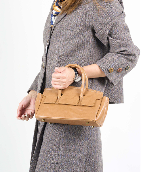 بلوزة مخملية بأكمام طويلة وياقة مزينة – تامر