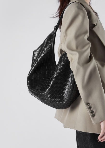 بلوزة مخملية بأكمام طويلة وياقة مزينة – تامر