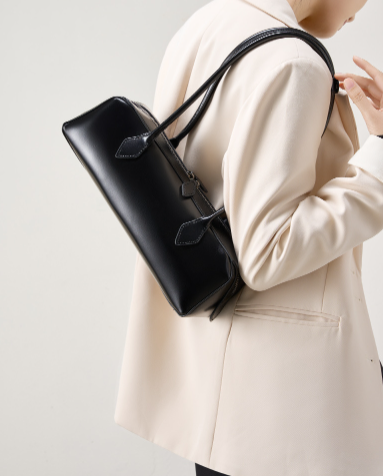 بلوزة مخملية بأكمام طويلة وياقة مزينة – تامر