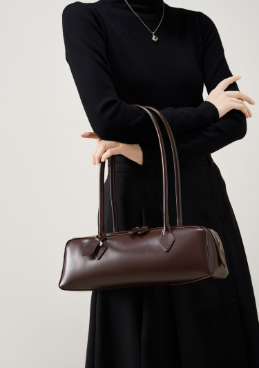 بلوزة مخملية بأكمام طويلة وياقة مزينة – تامر