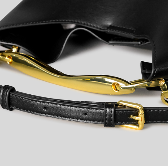 بلوزة مخملية بأكمام طويلة وياقة مزينة – تامر