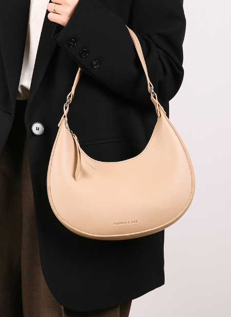 بلوزة مخملية بأكمام طويلة وياقة مزينة – تامر