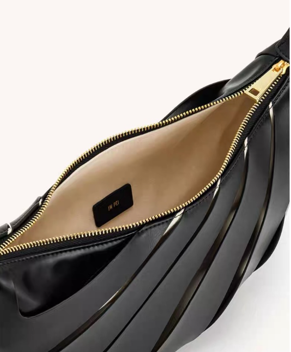 بلوزة مخملية بأكمام طويلة وياقة مزينة – تامر