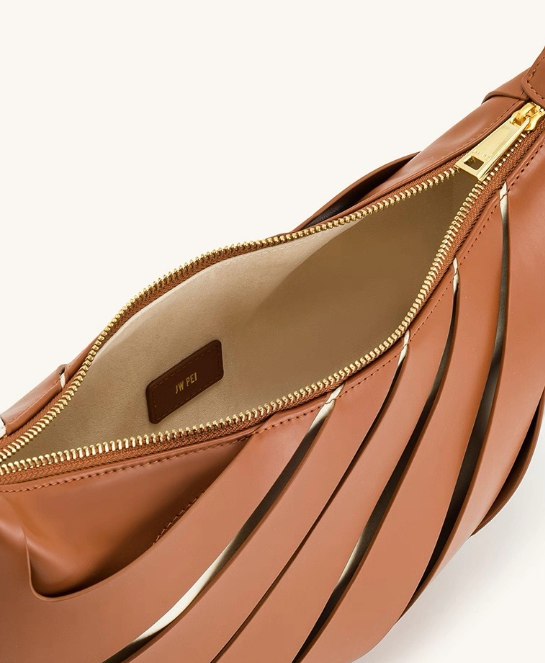 بلوزة مخملية بأكمام طويلة وياقة مزينة – تامر