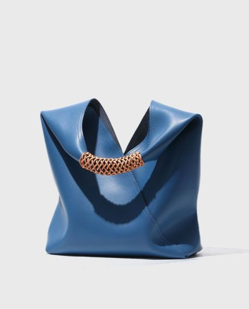 بلوزة مخملية بأكمام طويلة وياقة مزينة – تامر