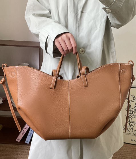 بلوزة مخملية بأكمام طويلة وياقة مزينة – تامر