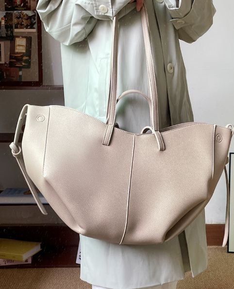 بلوزة مخملية بأكمام طويلة وياقة مزينة – تامر