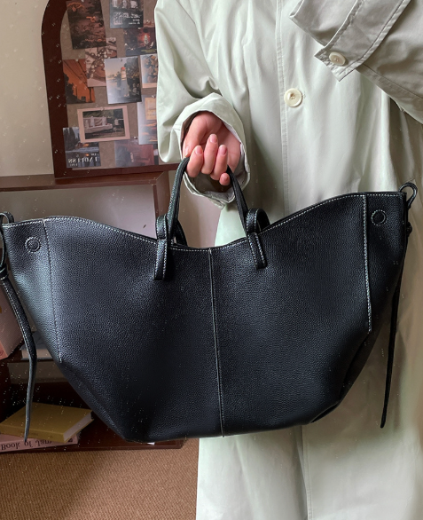 بلوزة مخملية بأكمام طويلة وياقة مزينة – تامر