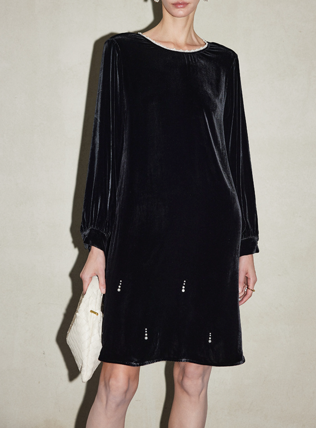 فستان قصير مخملي بأكمام طويلة مزين بالكريستال – آمن