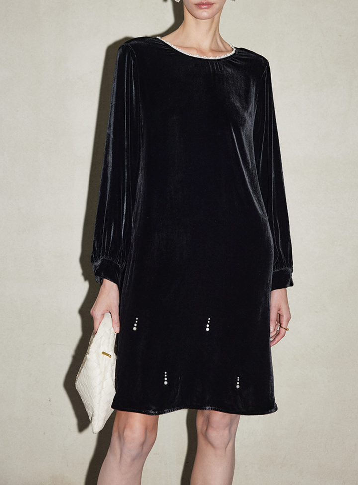 فستان قصير مخملي بأكمام طويلة مزين بالكريستال – آمن