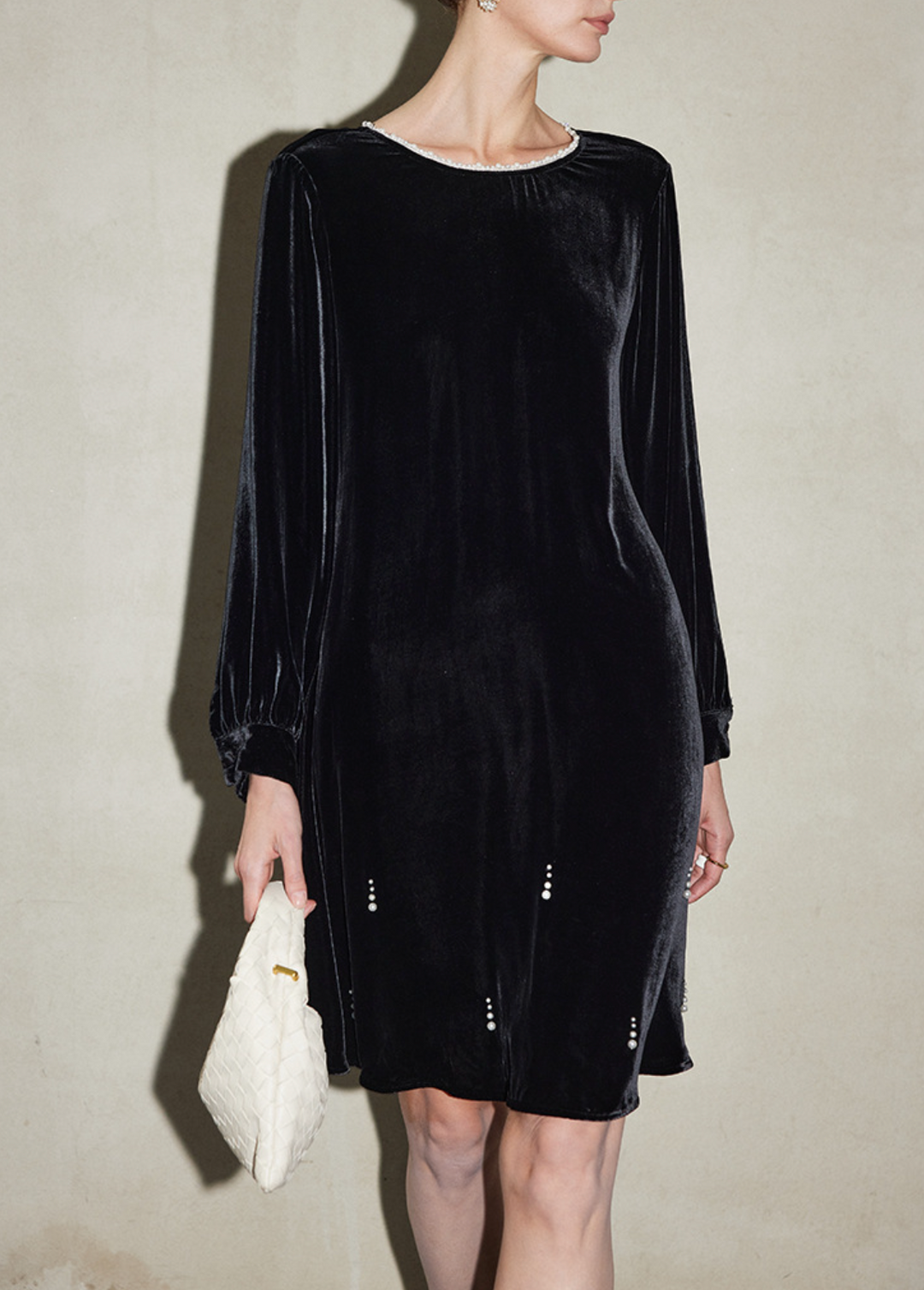 فستان قصير مخملي بأكمام طويلة مزين بالكريستال – آمن