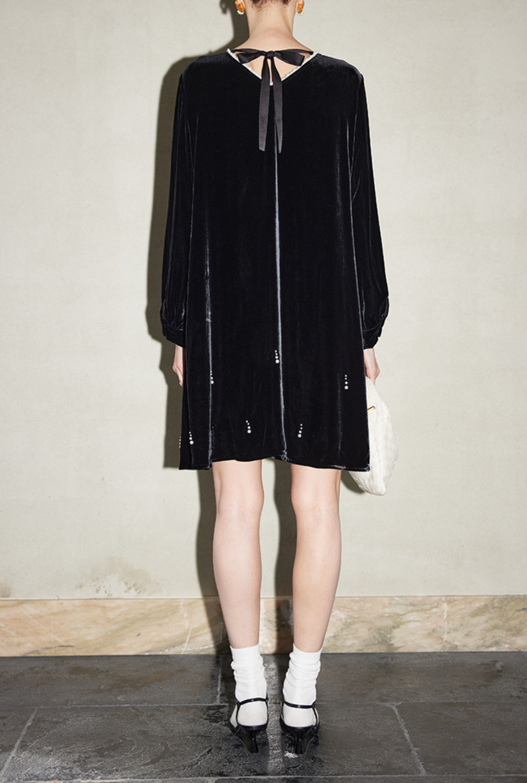 فستان قصير مخملي بأكمام طويلة مزين بالكريستال – آمن