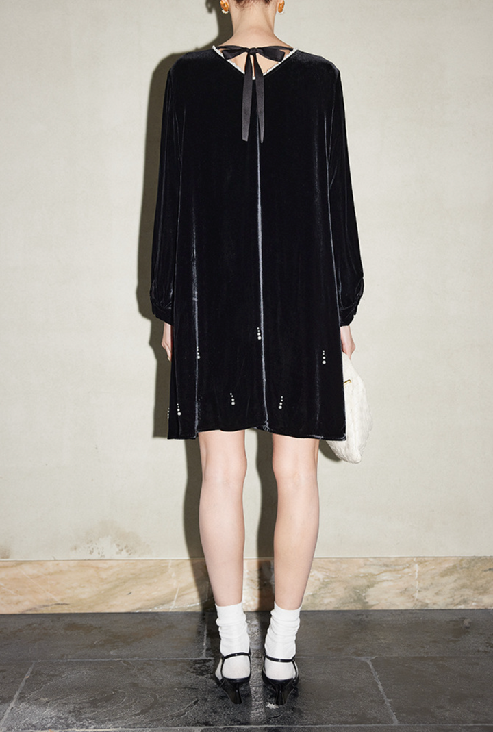 فستان قصير مخملي بأكمام طويلة مزين بالكريستال – آمن