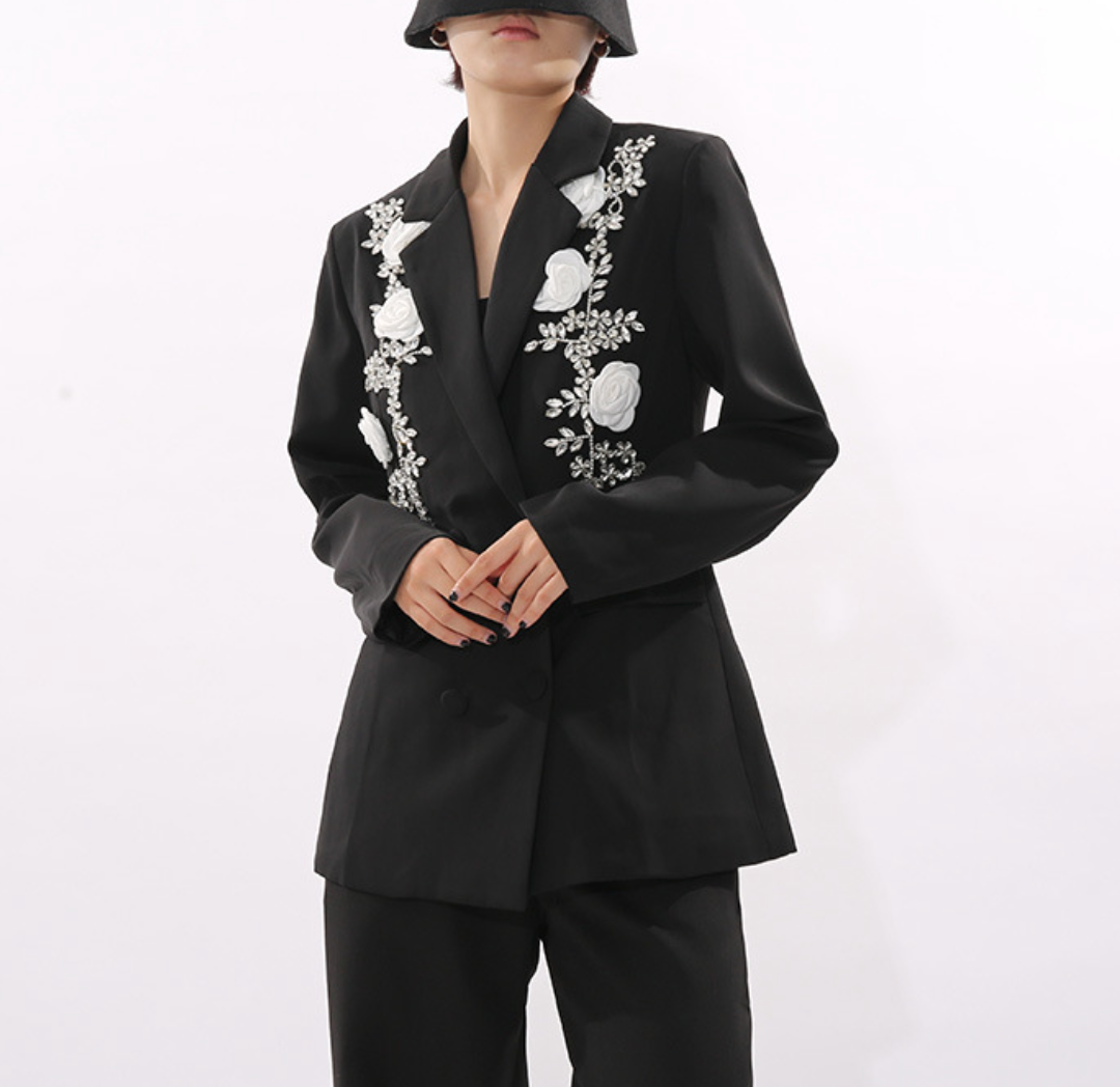 بليزر مزدوج الصدر بتطريز زهري أبيض - روزلين