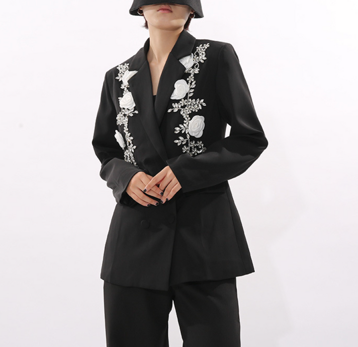 بليزر مزدوج الصدر بتطريز زهري أبيض - روزلين