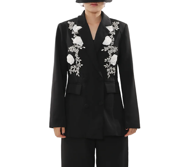 بليزر مزدوج الصدر بتطريز زهري أبيض - روزلين