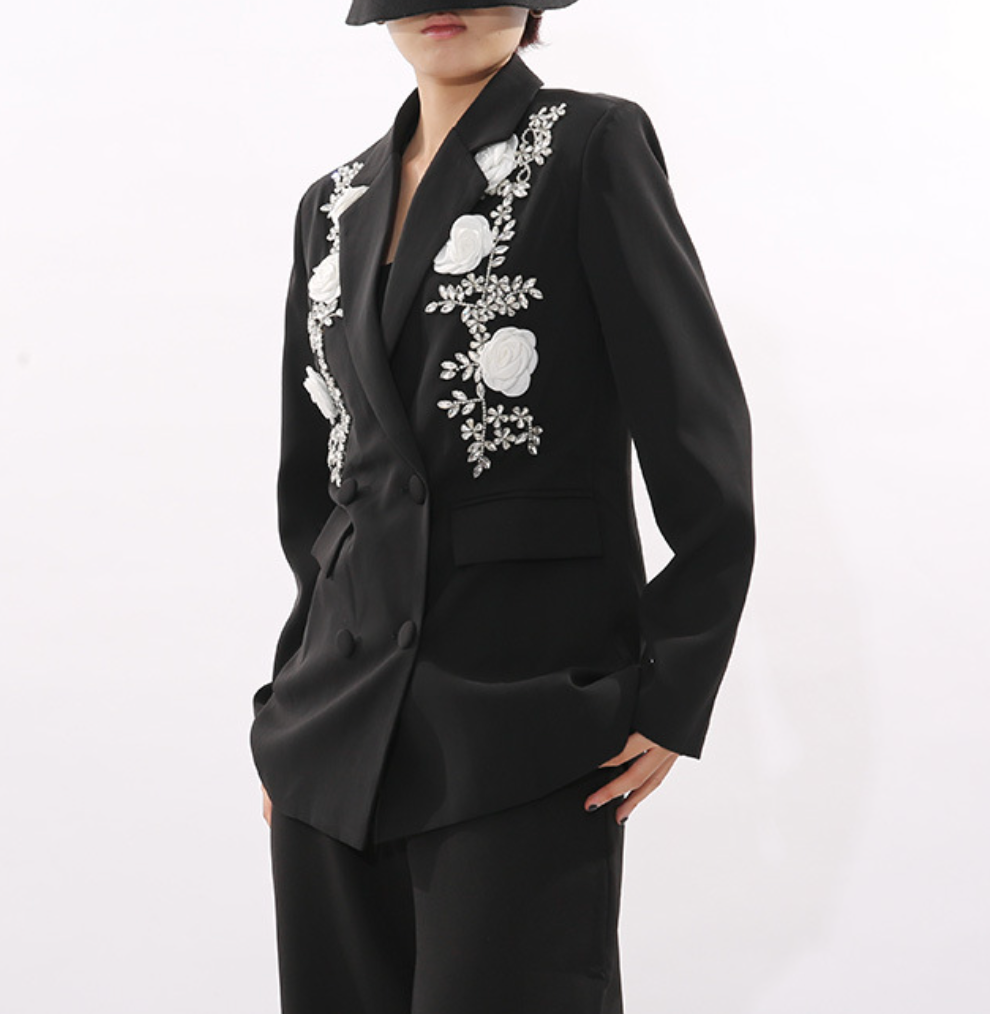 بليزر مزدوج الصدر بتطريز زهري أبيض - روزلين