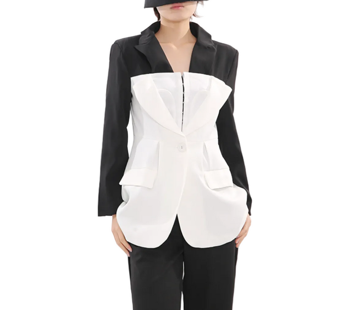 بليزر ثنائي اللون بتصميم منحوت مع صدرية مشدّة – أبيض