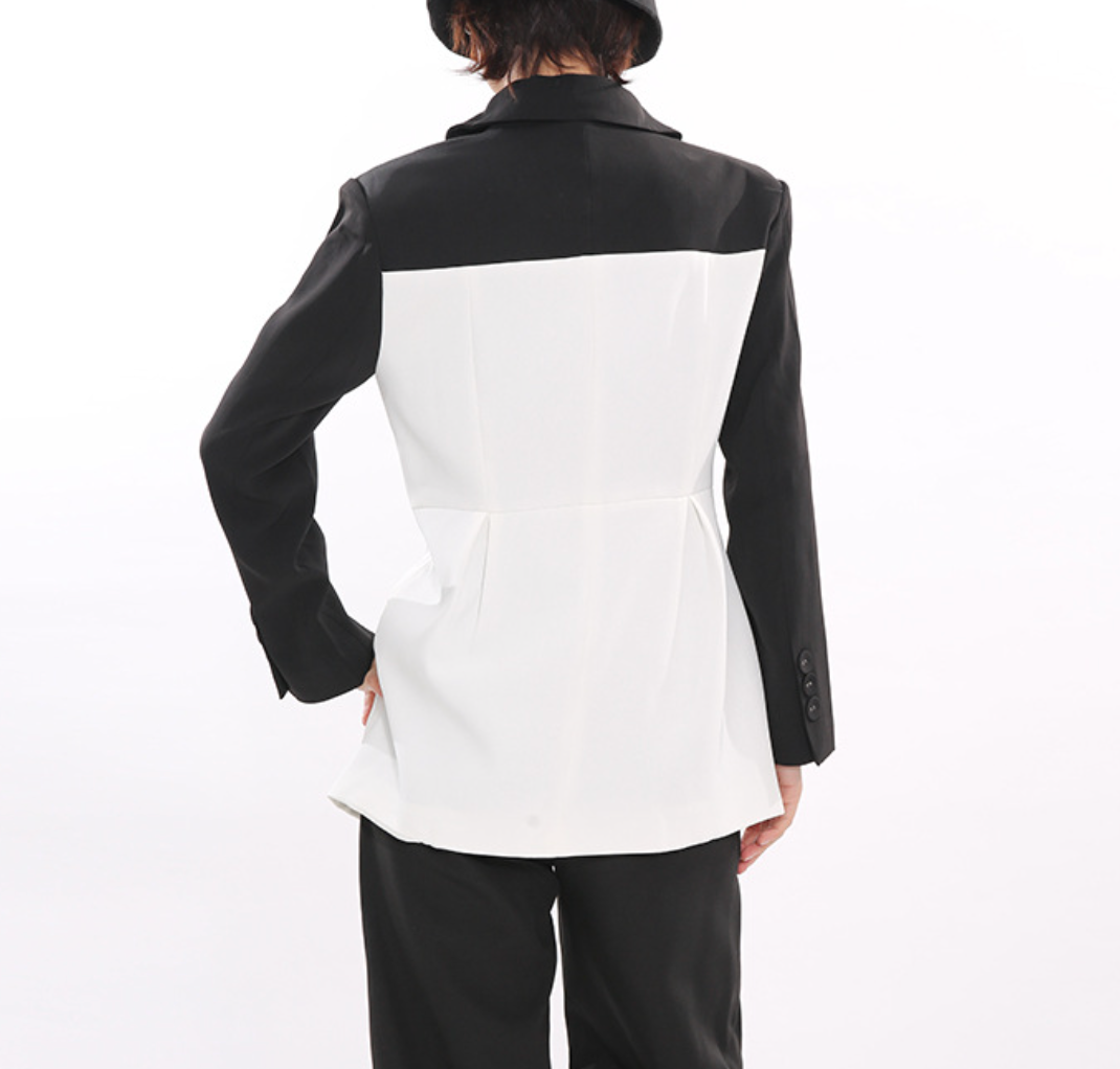 بليزر ثنائي اللون بتصميم منحوت مع صدرية مشدّة – أبيض