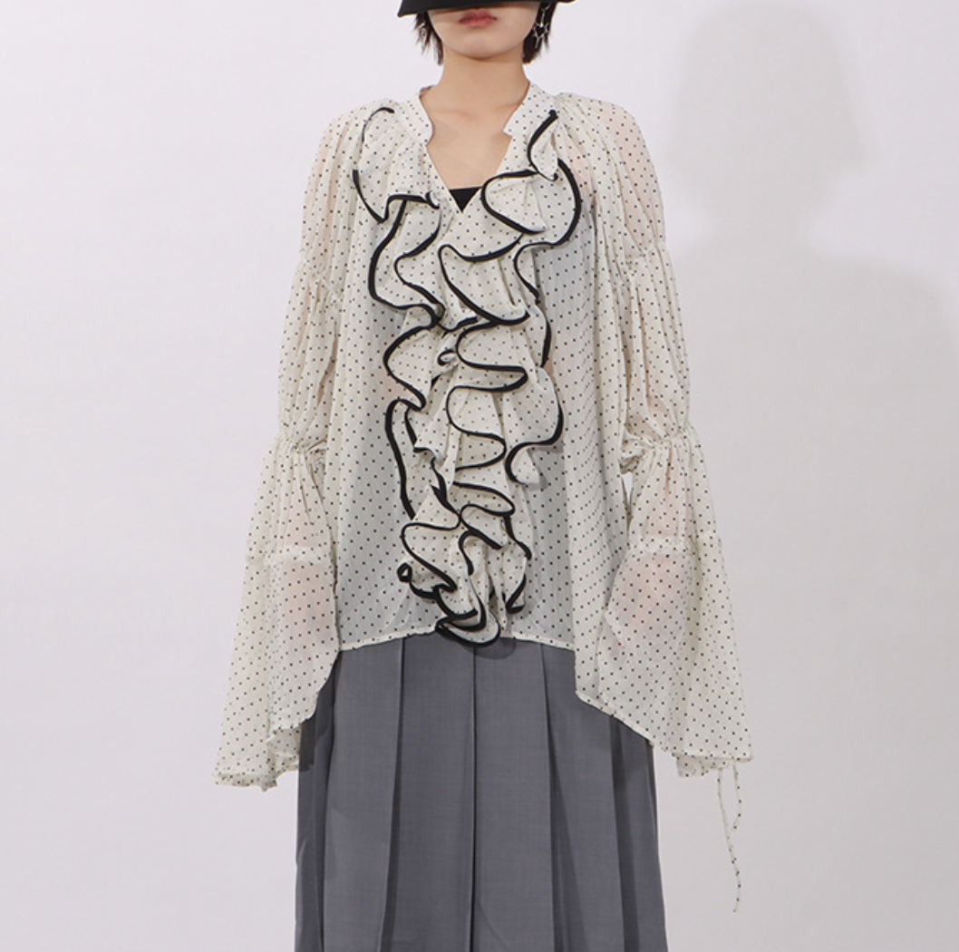 بلوزة شفافة مكشكشة بنقاط البولكا مع حواف متباينة – إيلارا