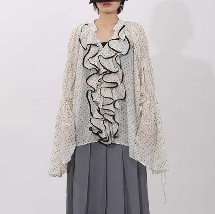 بلوزة شفافة مكشكشة بنقاط البولكا مع حواف متباينة – إيلارا