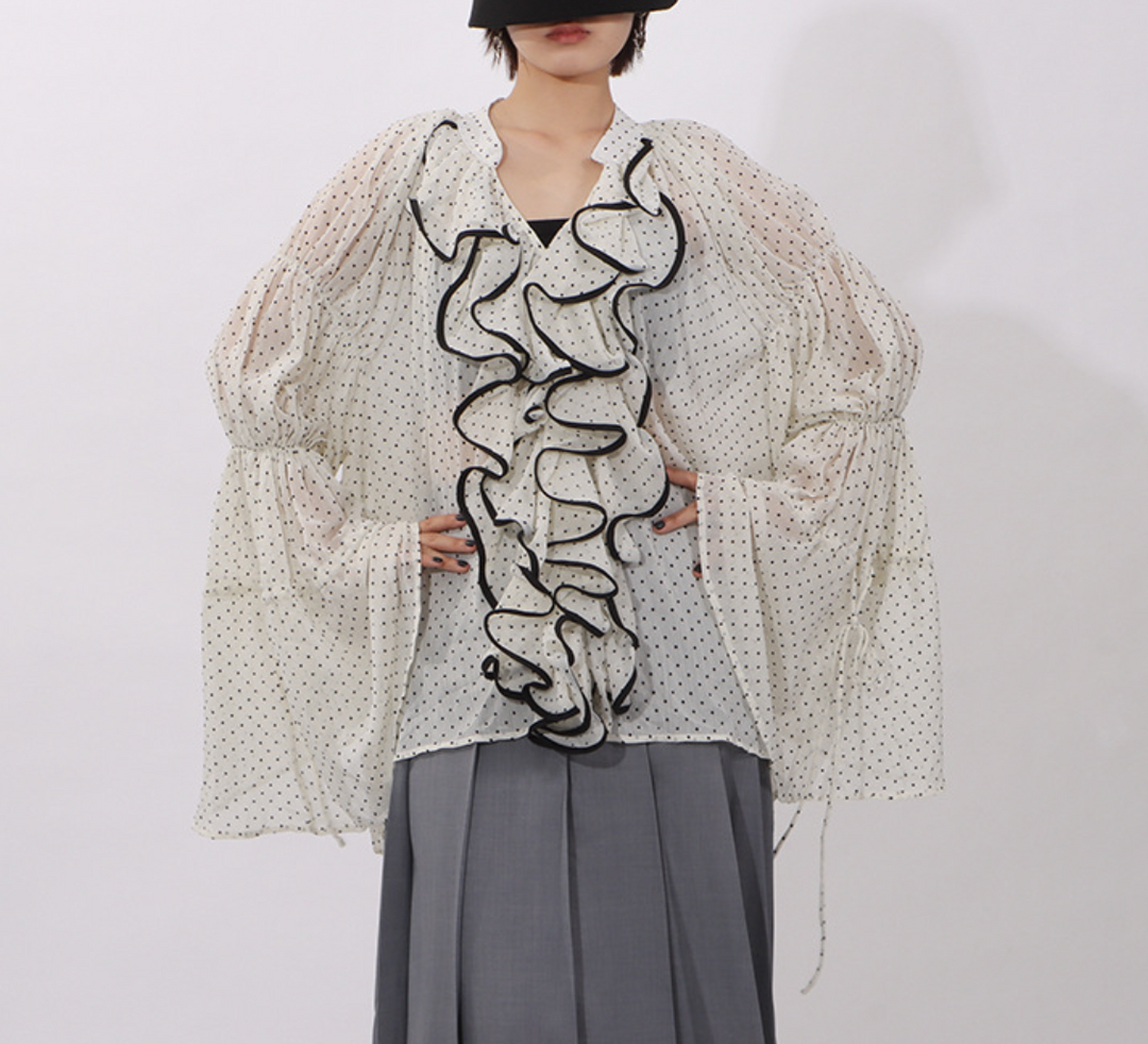 بلوزة شفافة مكشكشة بنقاط البولكا مع حواف متباينة – إيلارا