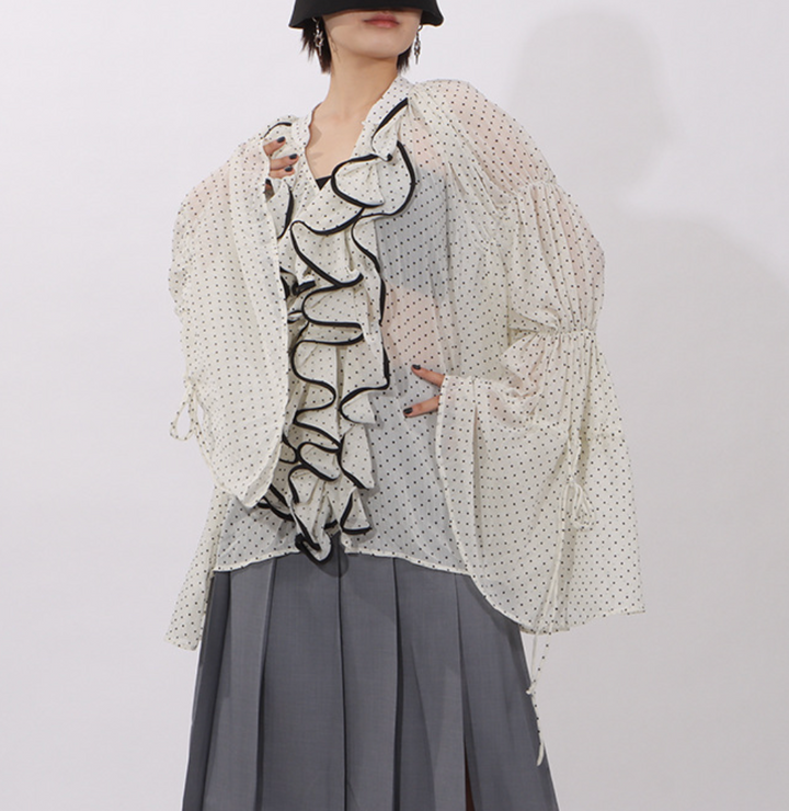 بلوزة شفافة مكشكشة بنقاط البولكا مع حواف متباينة – إيلارا