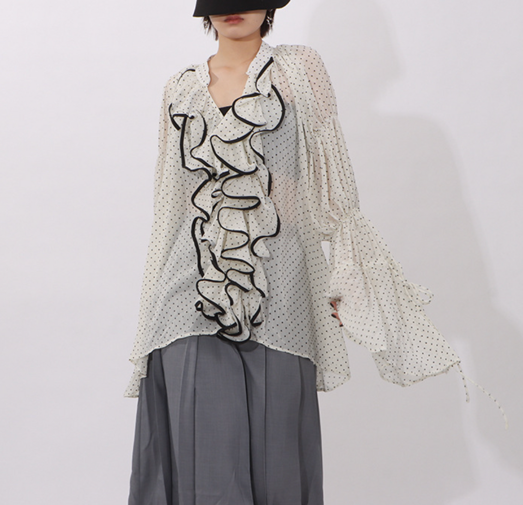 بلوزة شفافة مكشكشة بنقاط البولكا مع حواف متباينة – إيلارا