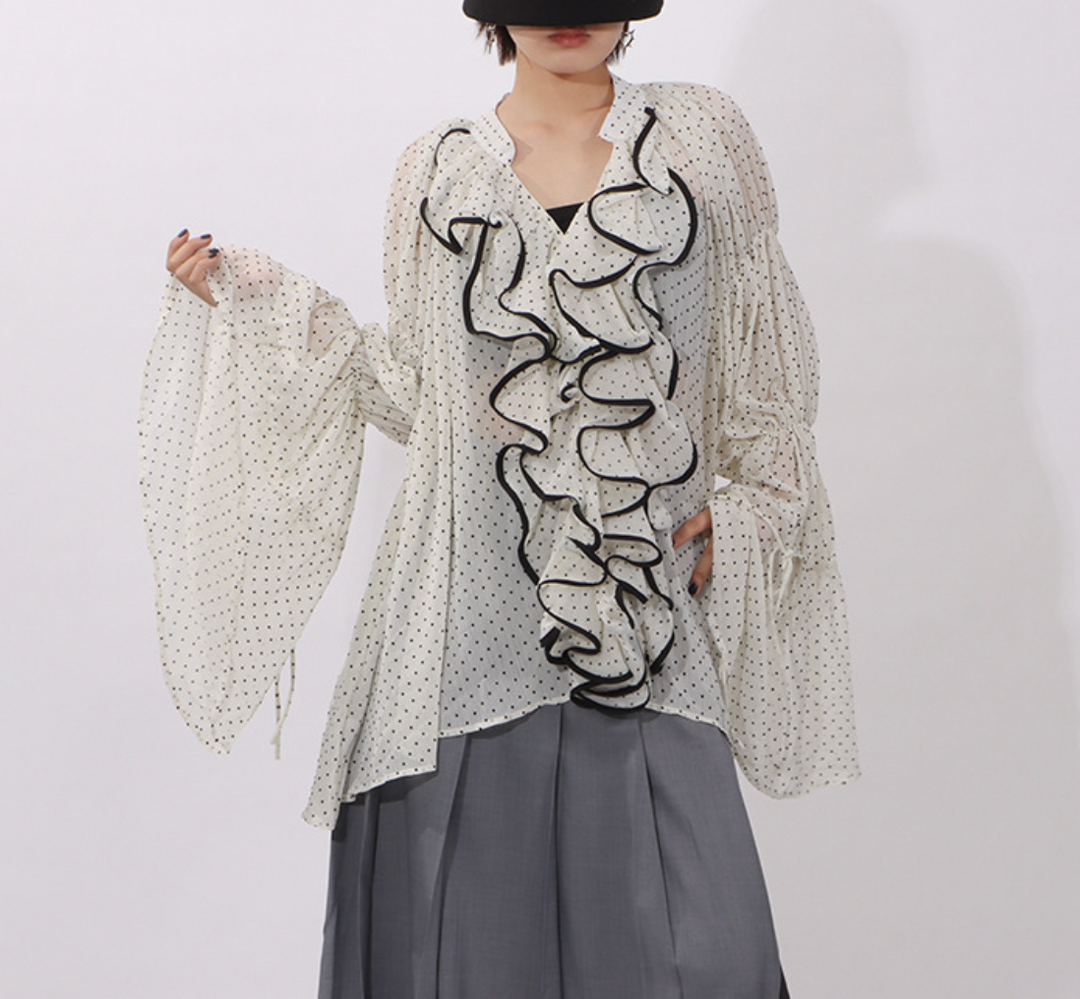 بلوزة شفافة مكشكشة بنقاط البولكا مع حواف متباينة – إيلارا