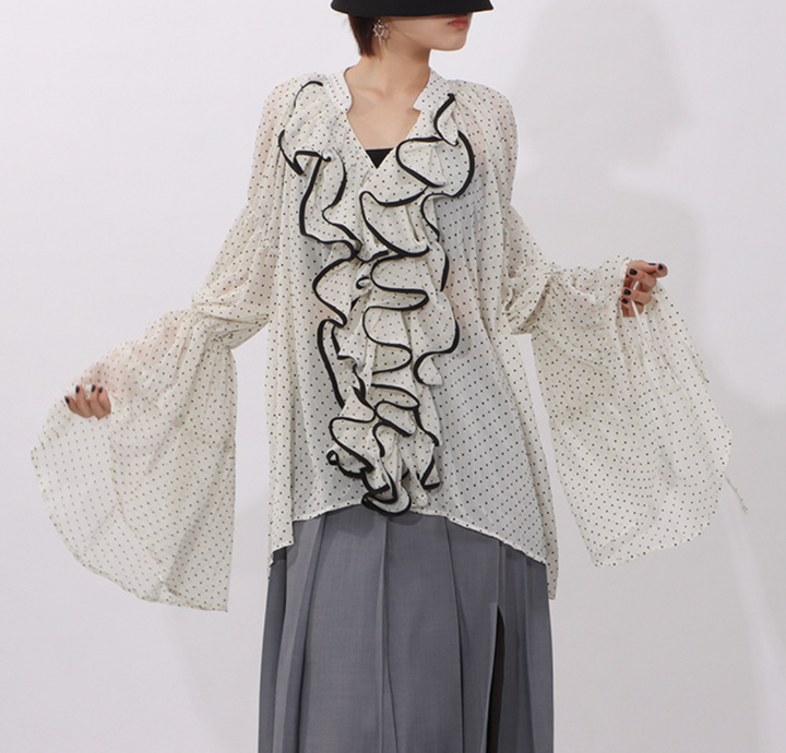 بلوزة شفافة مكشكشة بنقاط البولكا مع حواف متباينة – إيلارا