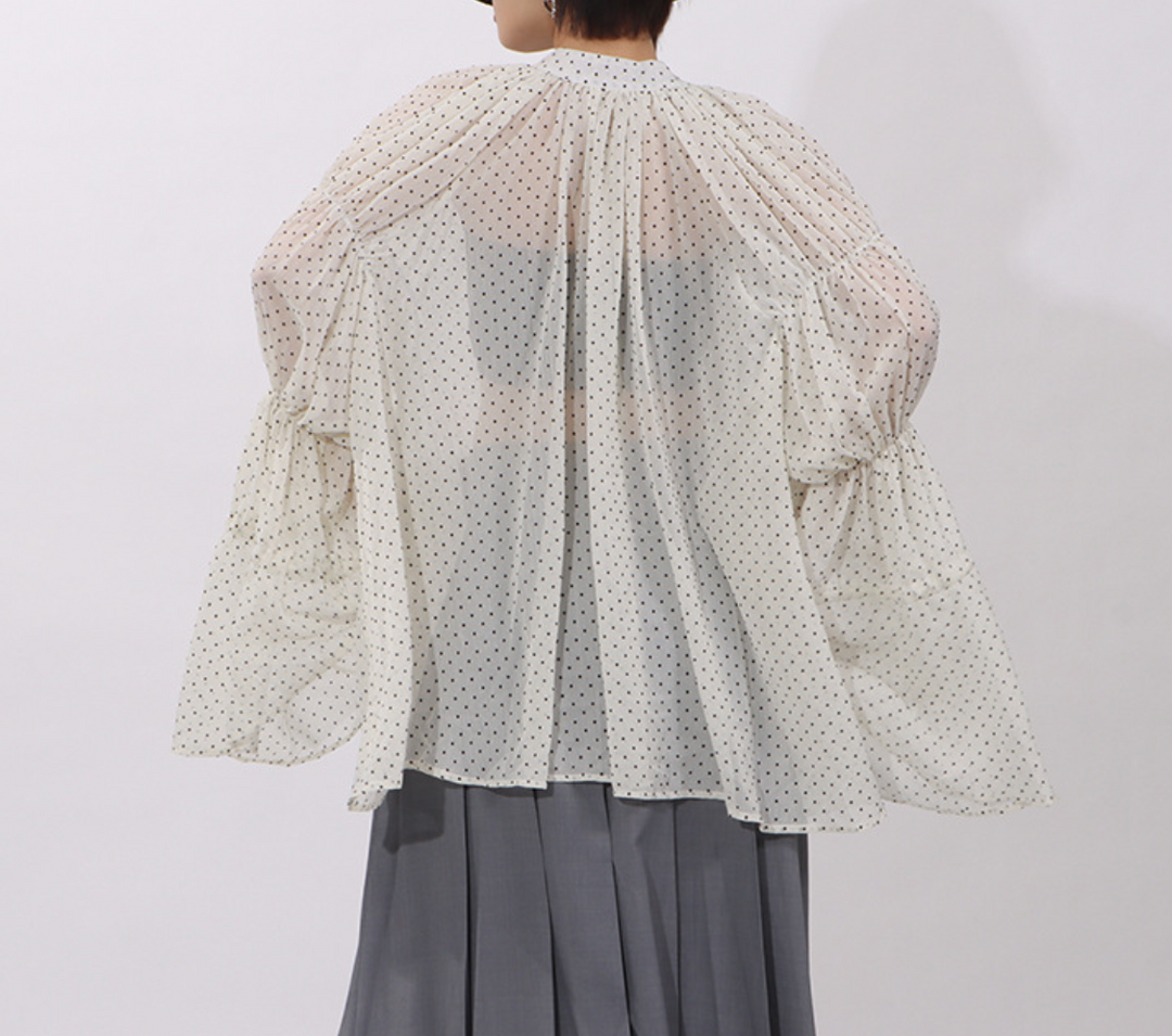 بلوزة شفافة مكشكشة بنقاط البولكا مع حواف متباينة – إيلارا