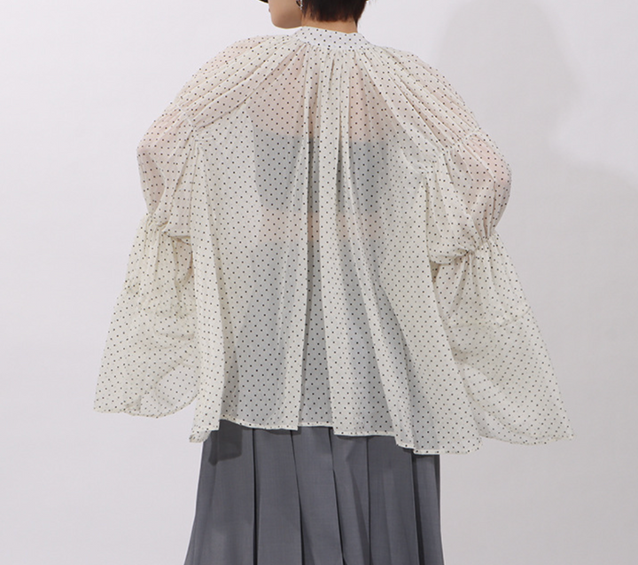 بلوزة شفافة مكشكشة بنقاط البولكا مع حواف متباينة – إيلارا