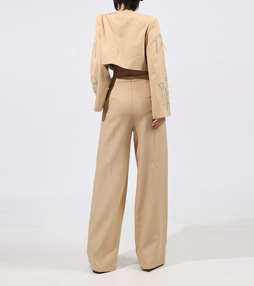 طقم جاكيت قصير مطرز وبنطال واسع الساقين - إيلارا