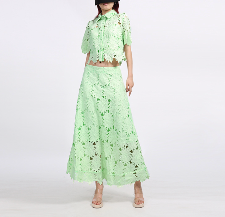 طقم مكون من بلوزة قصيرة وتنورة طويلة من الدانتيل الزهري - أزرق سماوي